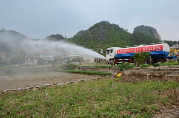北流海螺開展愛心水車進鄉(xiāng)村活動，幫助群眾澆灌土地_副本