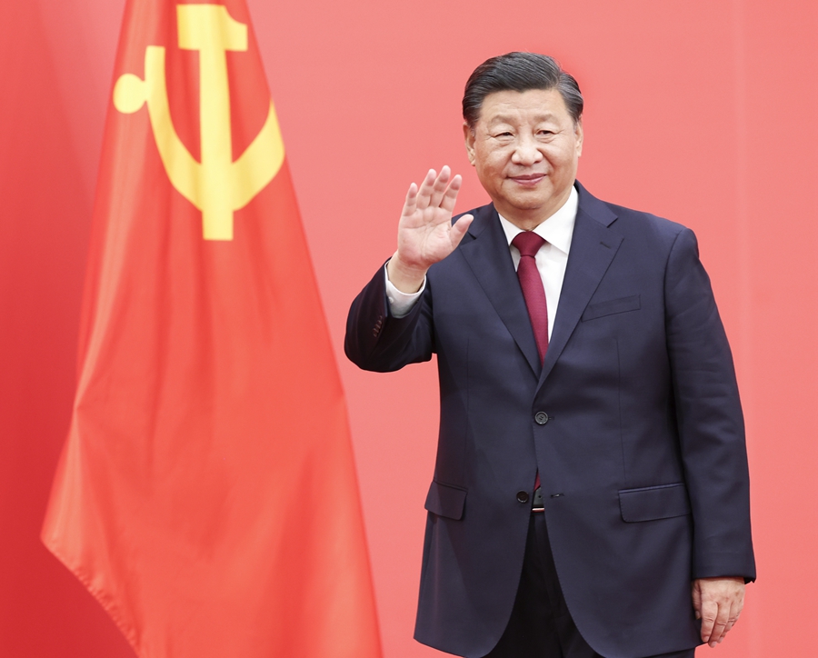 10月23日，剛剛在中國(guó)共產(chǎn)黨第二十屆中央委員會(huì)第一次全體會(huì)議上當(dāng)選的中共中央總書(shū)記習(xí)近平和中共中央政治局常委李強(qiáng)、趙樂(lè)際、王滬寧、蔡奇、丁薛祥、李希在北京人民大會(huì)堂同采訪中共二十大的中外記者親切見(jiàn)面。這是習(xí)近平向在場(chǎng)的中外記者揮手致意。