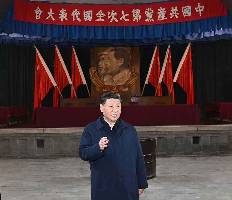 　　10月27日，中共中央總書記、國家主席、中央軍委主席習(xí)近平帶領(lǐng)中共中央政治局常委李強(qiáng)、趙樂際、王滬寧、蔡奇、丁薛祥、李希，瞻仰延安革命紀(jì)念地。這是習(xí)近平在楊家?guī)X瞻仰中共七大會址。