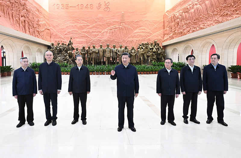 　　10月27日，中共中央總書記、國家主席、中央軍委主席習(xí)近平帶領(lǐng)中共中央政治局常委李強(qiáng)、趙樂際、王滬寧、蔡奇、丁薛祥、李希，瞻仰延安革命紀(jì)念地。這是習(xí)近平在延安革命紀(jì)念館參觀《偉大歷程——中共中央在延安十三年歷史陳列》結(jié)束時發(fā)表重要講話。