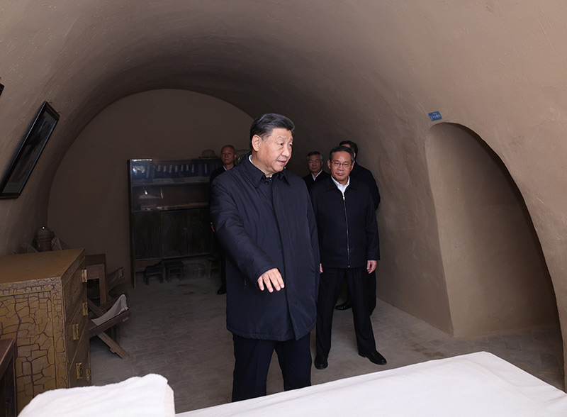 　　10月27日，中共中央總書記、國家主席、中央軍委主席習(xí)近平帶領(lǐng)中共中央政治局常委李強(qiáng)、趙樂際、王滬寧、蔡奇、丁薛祥、李希，瞻仰延安革命紀(jì)念地。這是習(xí)近平等在楊家?guī)X參觀毛澤東舊居。