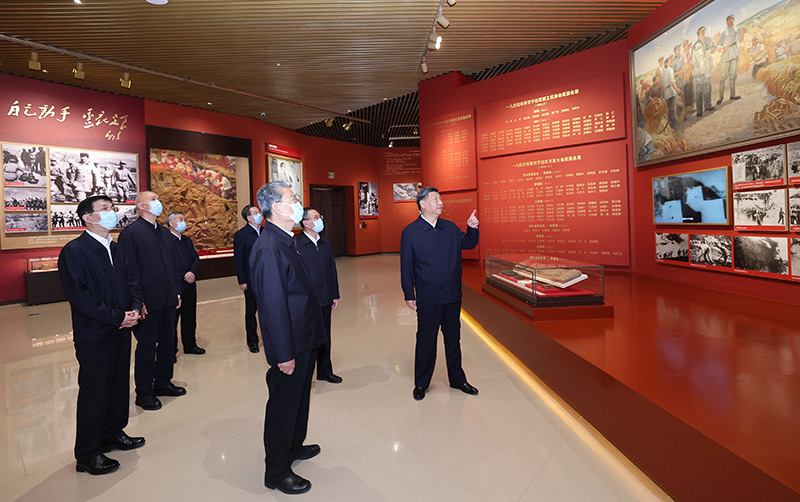 　　10月27日，中共中央總書記、國家主席、中央軍委主席習(xí)近平帶領(lǐng)中共中央政治局常委李強(qiáng)、趙樂際、王滬寧、蔡奇、丁薛祥、李希，瞻仰延安革命紀(jì)念地。這是習(xí)近平等在延安革命紀(jì)念館，參觀《偉大歷程——中共中央在延安十三年歷史陳列》。