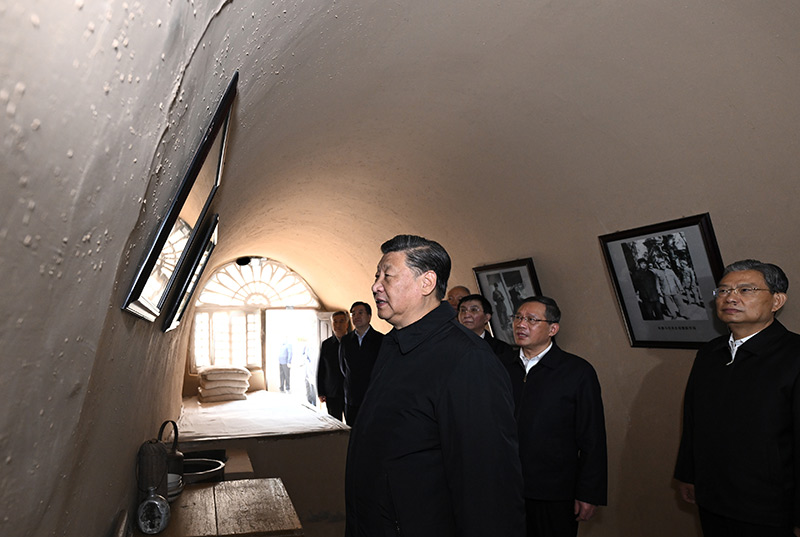 　　10月27日，中共中央總書記、國家主席、中央軍委主席習(xí)近平帶領(lǐng)中共中央政治局常委李強(qiáng)、趙樂際、王滬寧、蔡奇、丁薛祥、李希，瞻仰延安革命紀(jì)念地。這是習(xí)近平等在楊家?guī)X參觀朱德舊居。