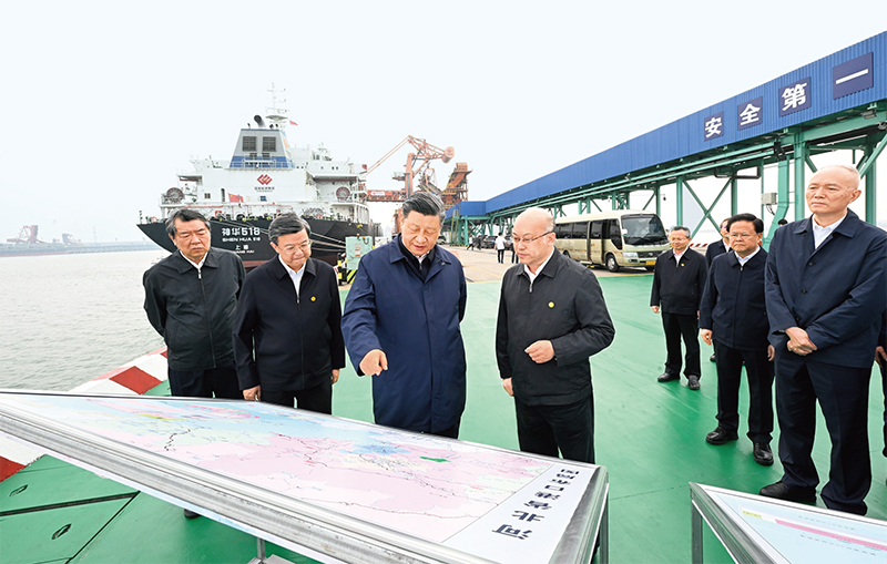 2023年5月11日至12日，中共中央總書記、國家主席、中央軍委主席習近平在河北考察，并主持召開深入推進京津冀協(xié)同發(fā)展座談會。這是11日下午，習近平在滄州市黃驊港煤炭港區(qū)碼頭考察。 新華社記者 李學仁/攝
