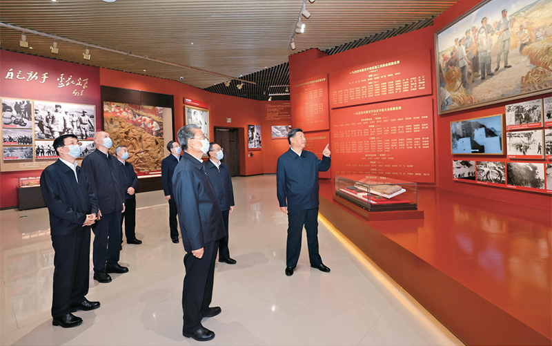 2022年10月27日，中共中央總書(shū)記、國(guó)家主席、中央軍委主席習(xí)近平帶領(lǐng)中共中央政治局常委李強(qiáng)、趙樂(lè)際、王滬寧、蔡奇、丁薛祥、李希，瞻仰延安革命紀(jì)念地。這是習(xí)近平等在延安革命紀(jì)念館，參觀《偉大歷程——中共中央在延安十三年歷史陳列》。 新華社記者 鞠鵬/攝